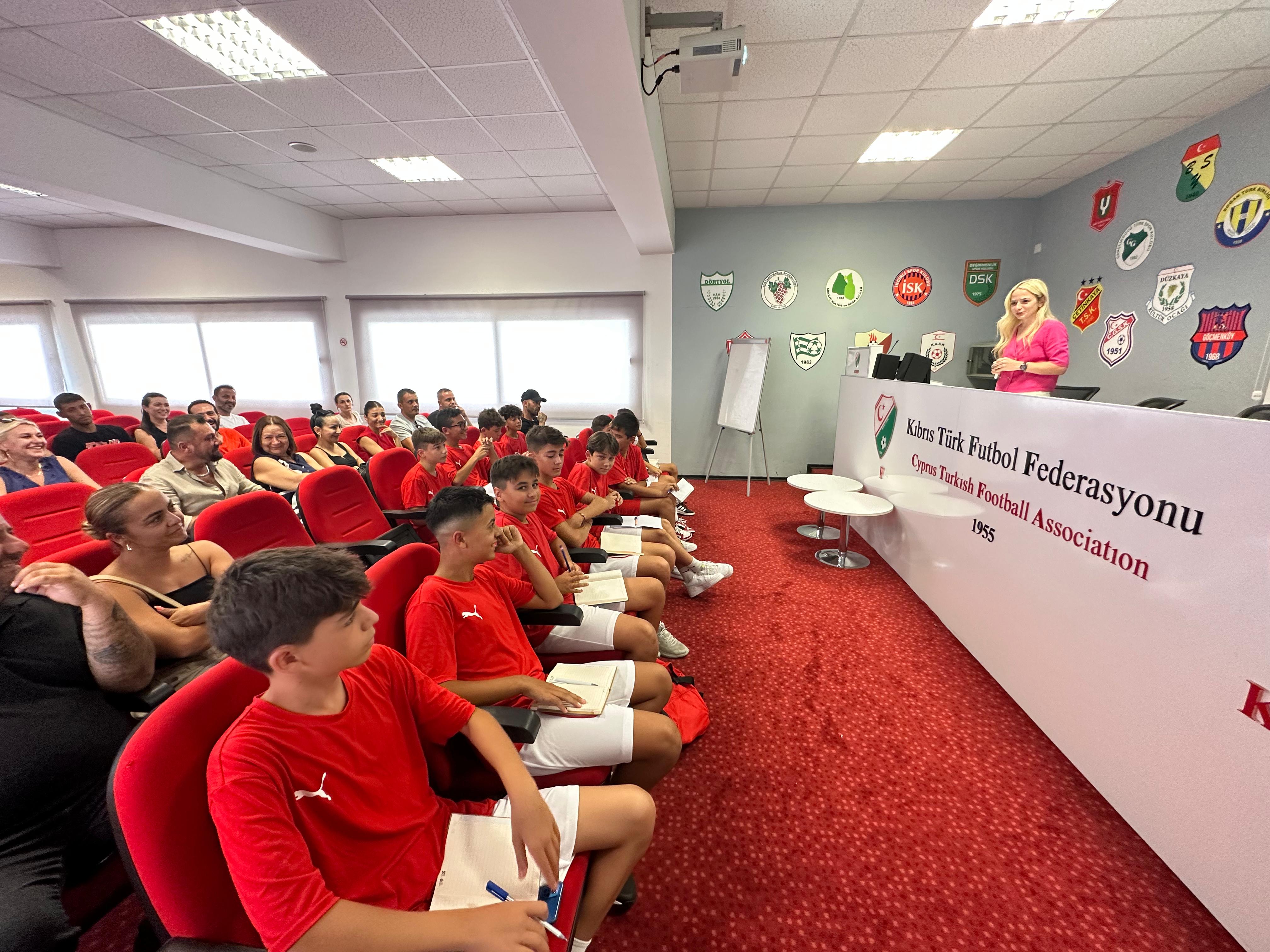 U12 Milli Takım futbolcuları ve ailelerine Trabzon öncesi seminer